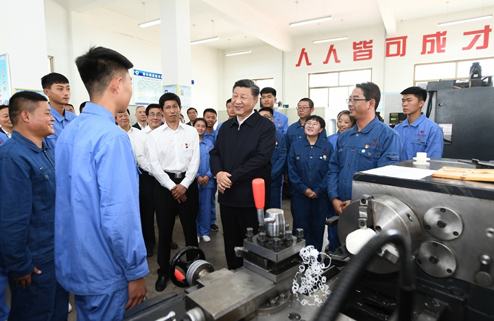 2019年8月20日，習近平在甘肅省張掖市山丹培黎學(xué)?，F代制造技術(shù)實(shí)訓室，觀(guān)看職業(yè)技能實(shí)訓，同師生親切交流。