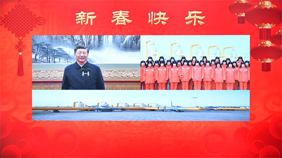 2023年1月18日，中共中央總書(shū)記、國家主席、中央軍委主席習近平在北京通過(guò)視頻連線(xiàn)看望慰問(wèn)基層干部群眾，向全國各族人民致以新春的美好祝福。這是習近平通過(guò)視頻連線(xiàn)，同塔里木油田公司輪南油氣儲運中心西氣東輸第一站克拉集氣區員工親切交流。 新華社記者 李濤攝