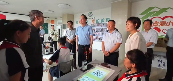李云峰等市領(lǐng)導在臨汾紅絲帶學(xué)校、市特殊教育學(xué)校與少年兒童共慶“六一”