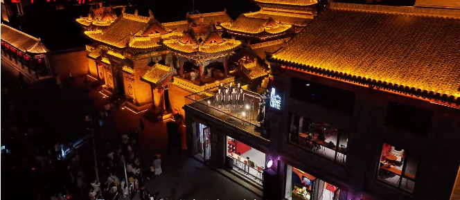 昨晚的陽(yáng)臺音樂(lè )會(huì )現場(chǎng)，大小朋友都玩嗨了～